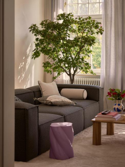 salon moderne, colonne décorative inspirée des années 60