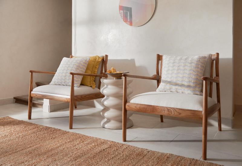 meubles style années 60, fauteuils en bois, coussins en tricots rétro