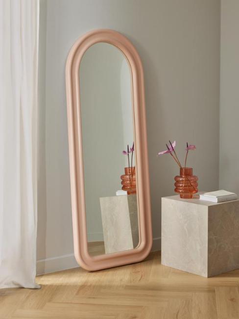 couloir blanc, miroir au cadre dans la couleur tendance peach fuzz
