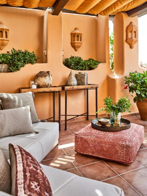 Déco marocaine terrasse, peinture ocre, coussin de sol terracotta, plantes