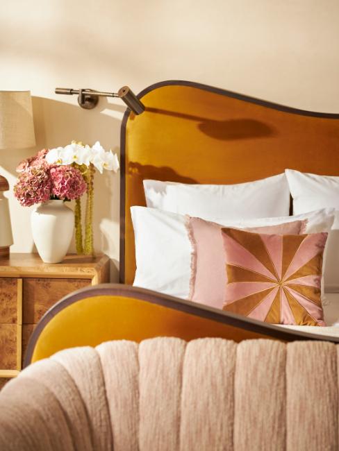 chambre, orange années 70 et rose poudré, lit, coussin