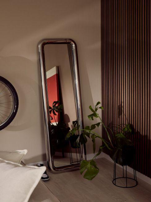 déco année 70, miroir chromé, mur en lambris foncé