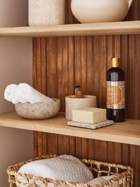 étagères, serviettes, produits de beauté