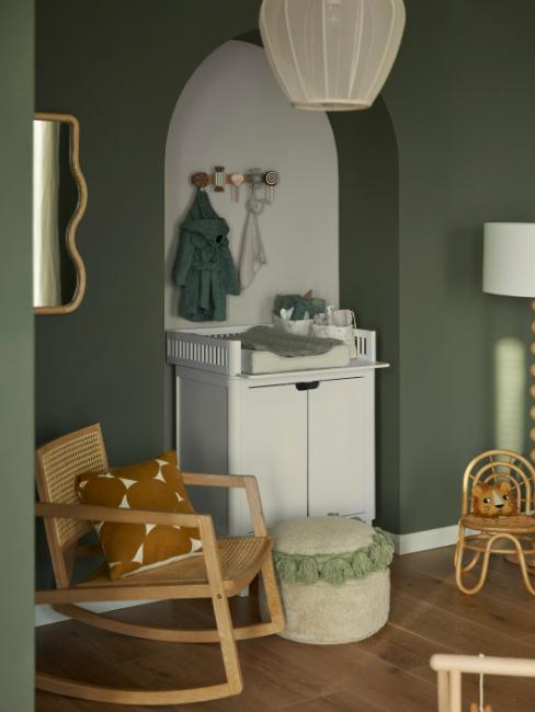 aménagement de chambre bébé, table à langer, porte-manteaux, chaise à bascule