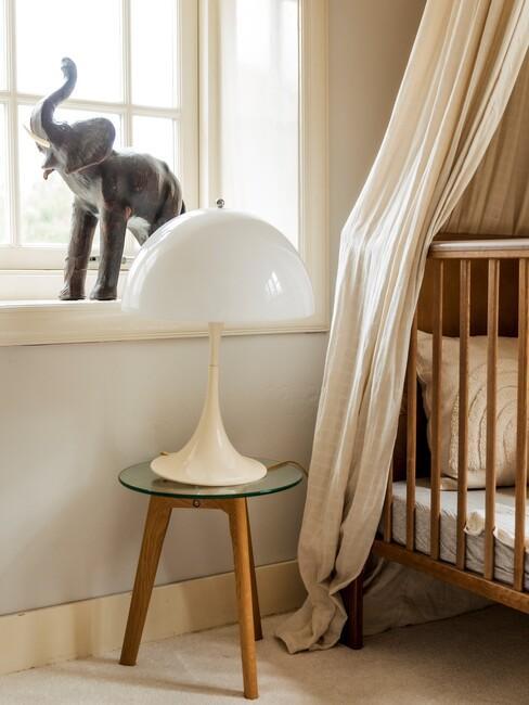 chambre de bébé, style vintage, table basse en verre et bois, lampe champignon, sculpture éléphant