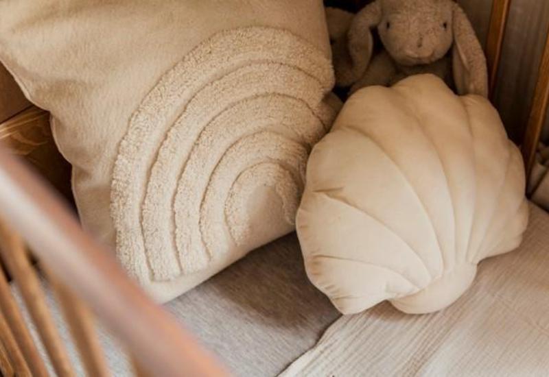 coussins en coton tufté dans lit de bébé