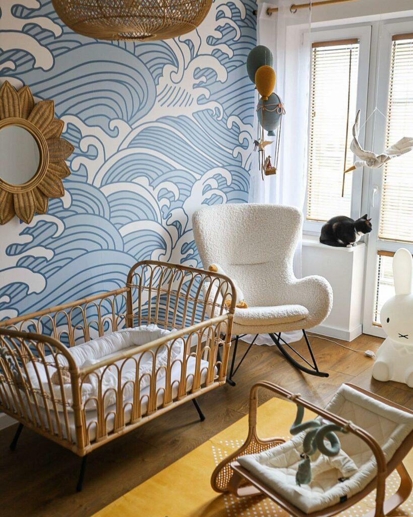 chambre de bébé, thème de la mer, lit en rotin, fauteuil à bascule bouclette