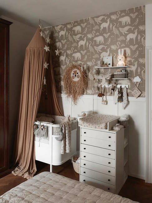 chambre bébé, thème animalier, déco murale lion, baldaquin marron
