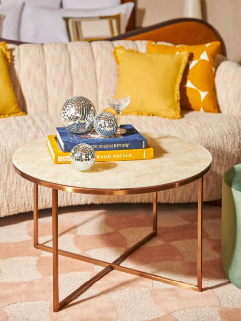 table basse, boules à facettes, tapis à damier et canapé couleur pêche