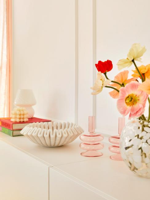 salon contemporain, bougeoirs couleur pêche, coupelle ondulée en marbre
