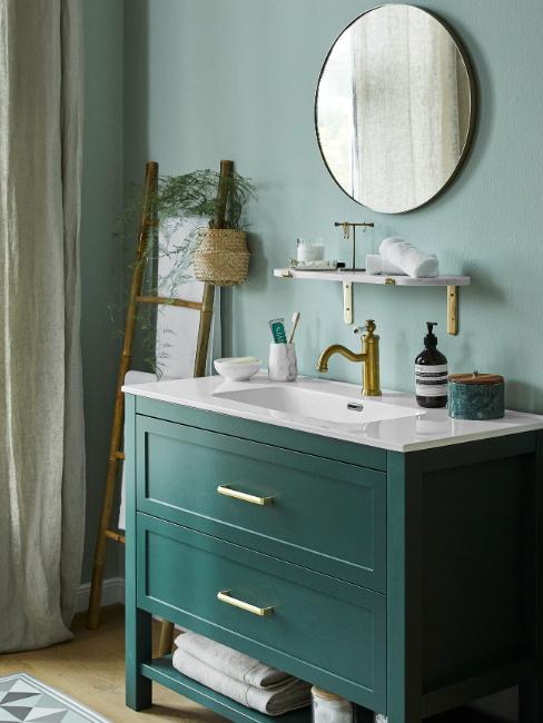 salle de bain, peinture vert d'eau, meuble vert forêt, miroir rond, robinet laiton, échelle bambou