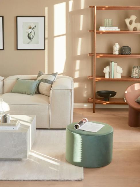 salon moderne blanc crème et beige, pouf et coussin vert d'eau