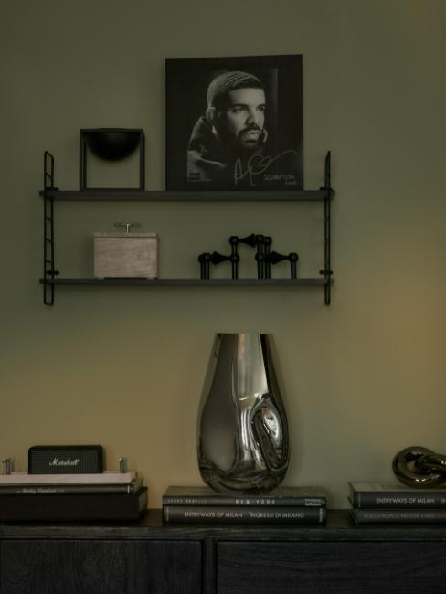 chambre verte, peinture vert olive, commode et étagères noires, vase chromé