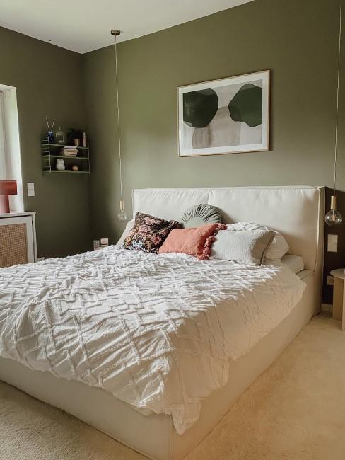 chambre verte, peinture vert kaki, déco bohème moderne, impressions encadrées, couvre-lit blanc coton tufté