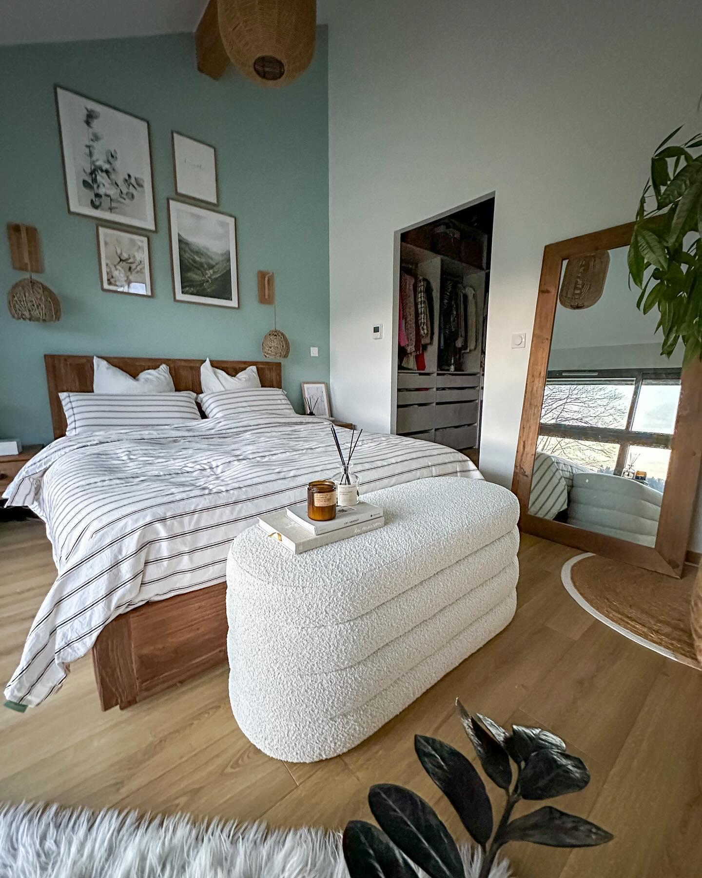 chambre verte et blanche, mur vert d'eau, bout de lit blanc tissu bouclette