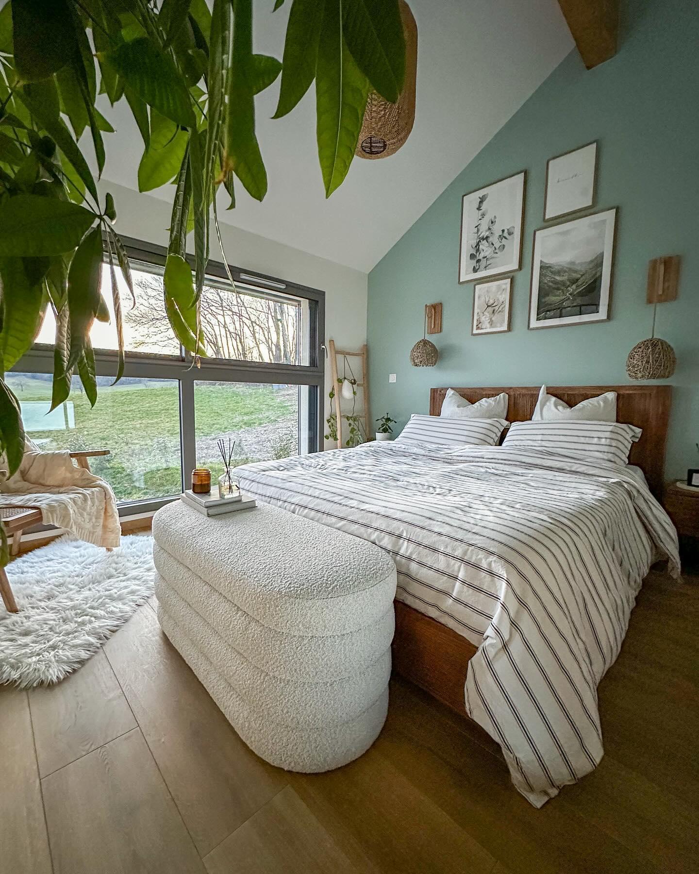 chambre verte et blanche, mur vert d'eau, plantes