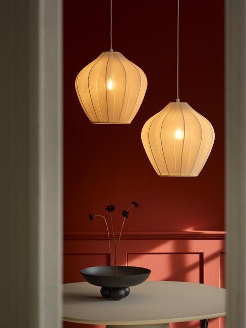 peinture terracotta dans salle à manger, suspensions en tulle crème
