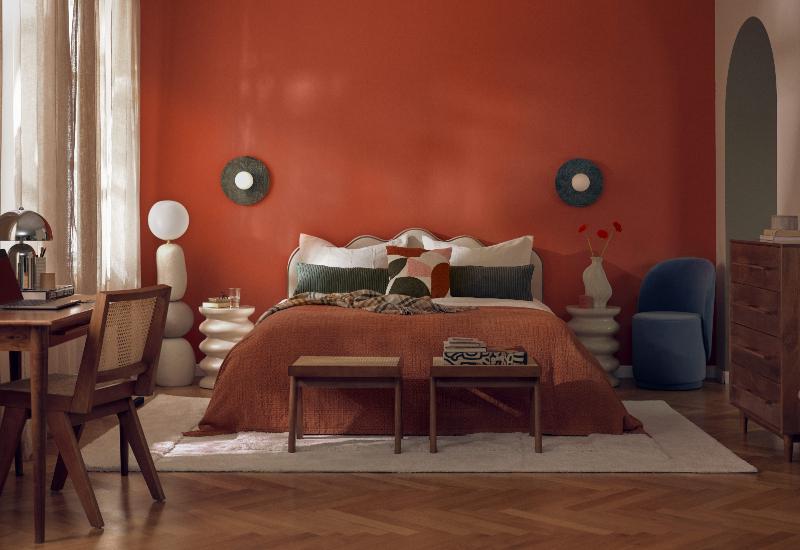 peinture terracotta dans une chambre de style vintage, couvre-lit terracotta