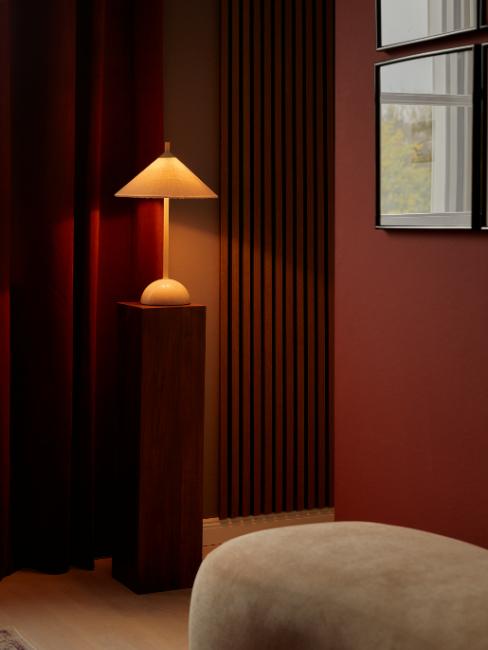 couloir terracotta, rideaux bordeaux, lampe allumée