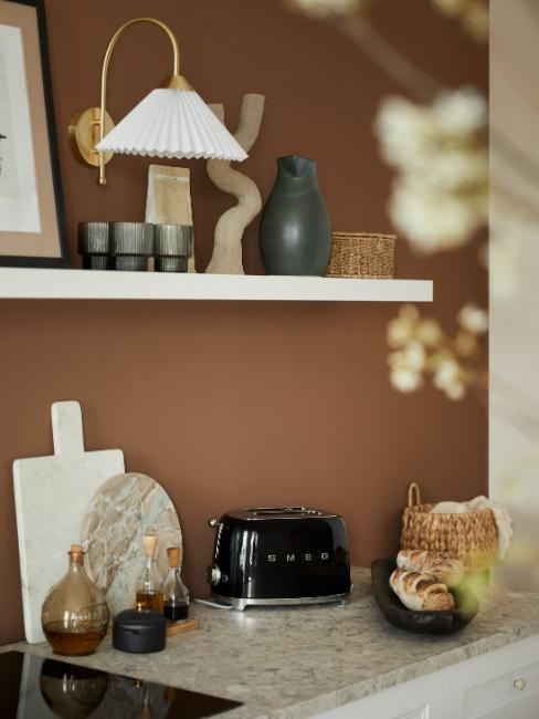 cuisine, plan de travail, mur couleur cognac, déco noire et blanche