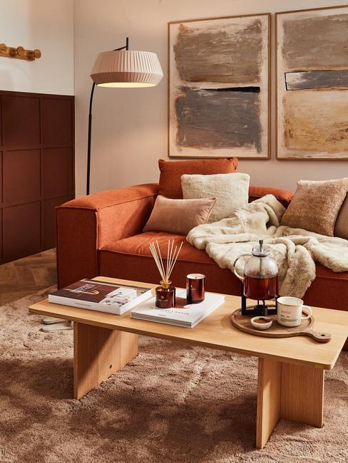 salon cocooning, coussins et plaid en fausse fourrure, canapé cognac