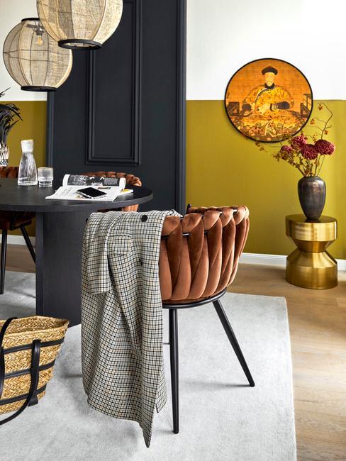 chaise en velours cognac, plaid gris