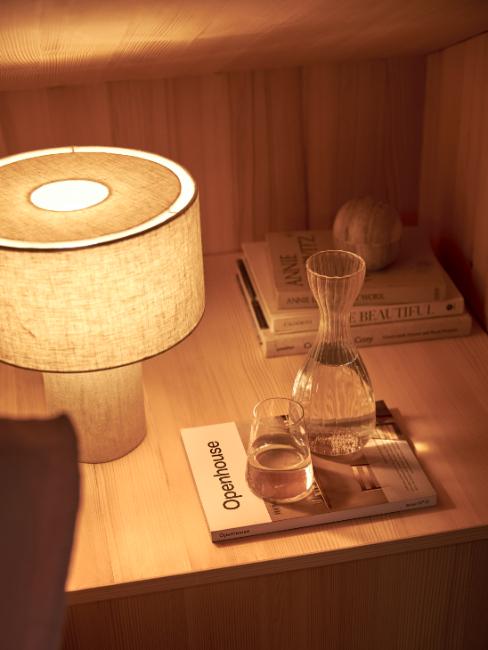 lampe de chevet, lambris