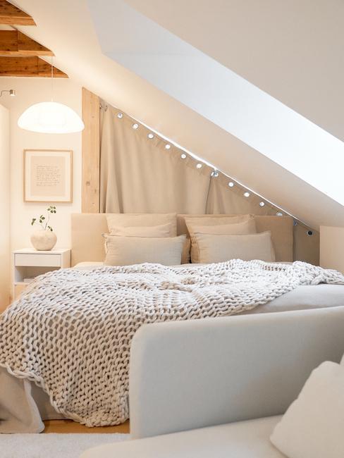 chambre mansardée cocooning, couvre-lit tricot blanc, lampe allumée