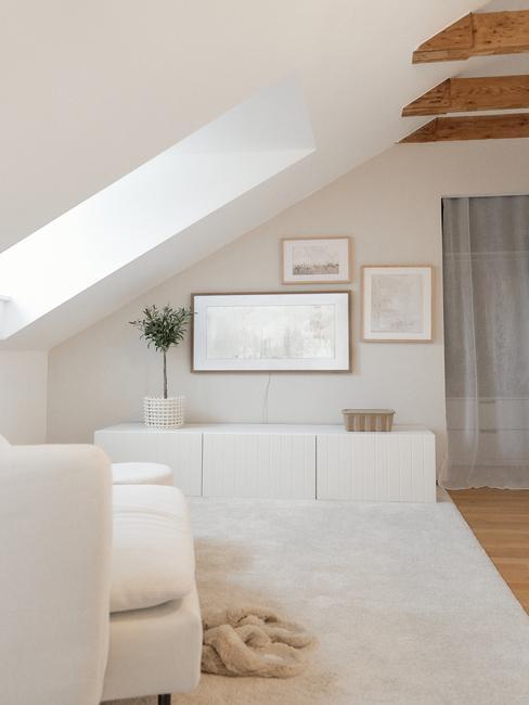 chambre mansardée blanche, enfilade blanche, canapé blanc