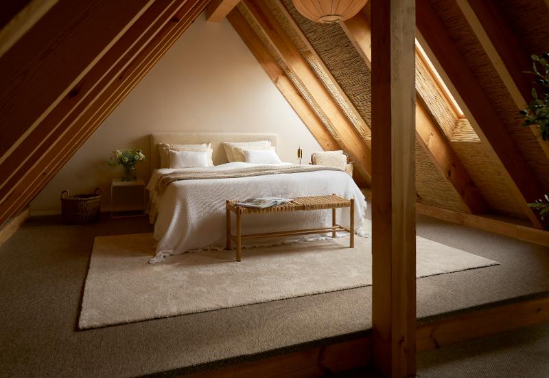 chambre mansardée cocooning, lambris, tapis beige, lit blanc et beige