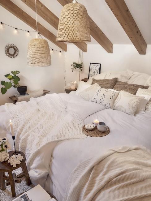 chambre mansardée cocooning et bohème, couvre-lit en tricot, coussins en jute, suspension rotin