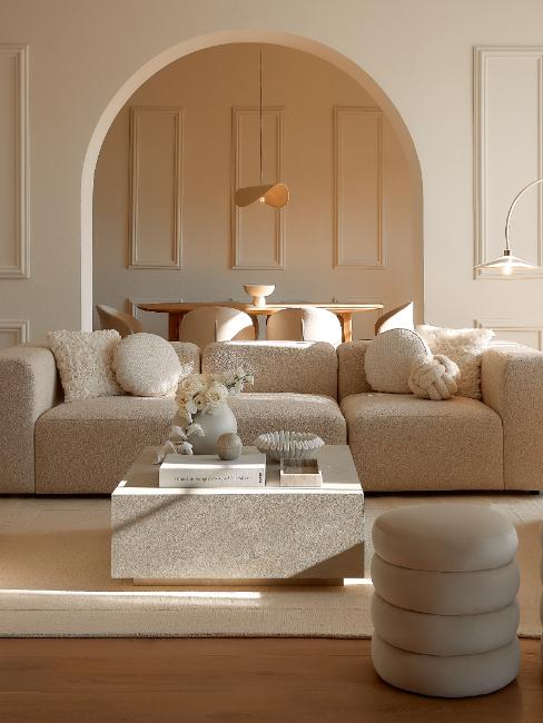 les plus belles tables basses, style bloc effet marbre, salon beige