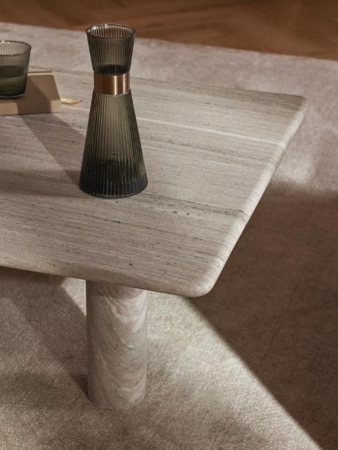 table basse en marbre gris, carafe