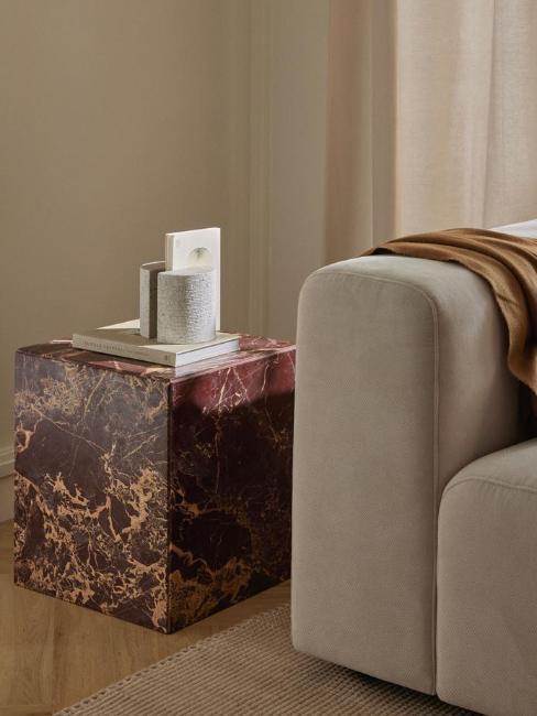 table d'appoint en marbre nervuré brun, forme de bloc