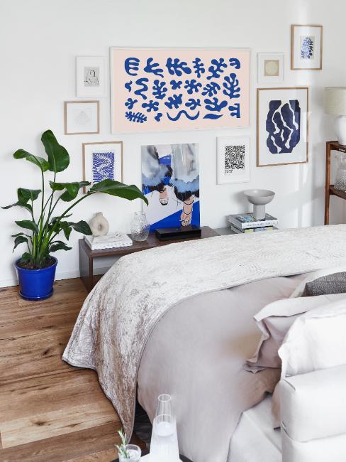 chambre blanche, tableaux bleu cobalt, cache-pot bleu cobalt