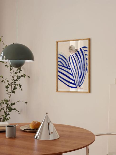 salle à manger blanche, table en bois, tableau bleu cobalt