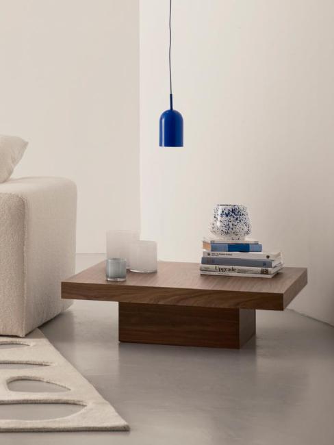 salon blanc contemporain, petite suspension bleu cobalt