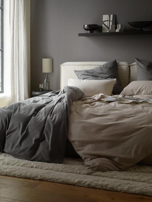 petite chambre, mur gris, étagère noire