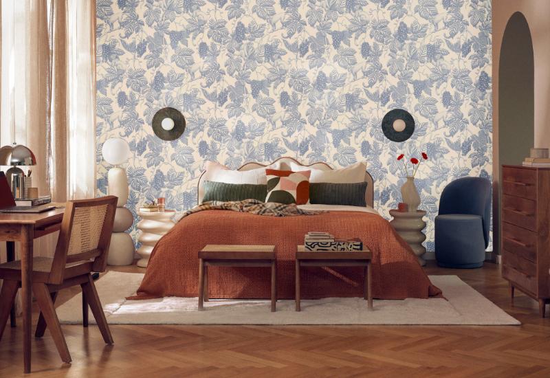 chambre rétro, papier peint végétal bleu et blanc