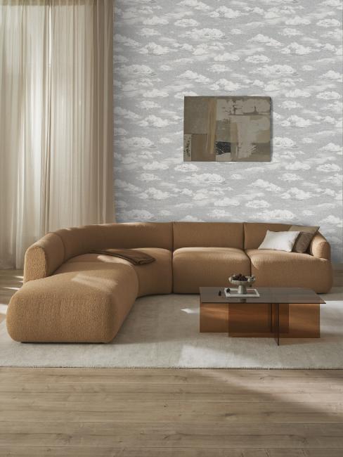 papier peint gris perle, nuages, canapé et table basse marron