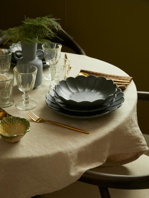 dressage de table avec assiettes originales et couverts dorés