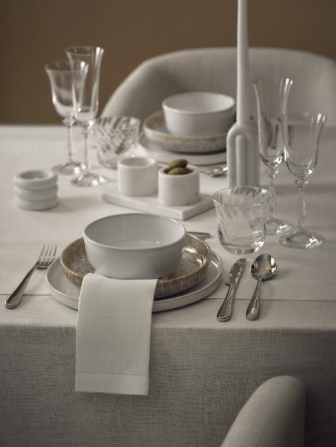 dressage de table avec assiettes, style moderne