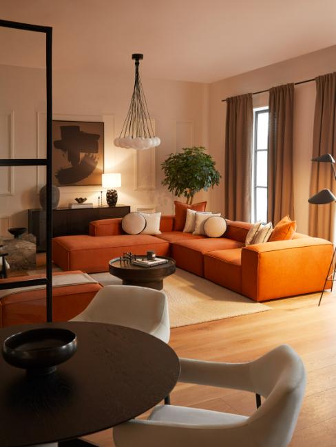 salon blanc moderne avec grand canapé terracotta
