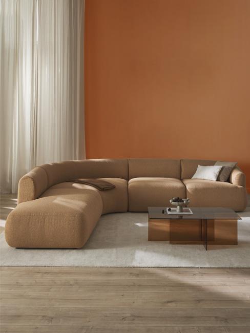 salon avec peinture terracotta et canapé marron clair