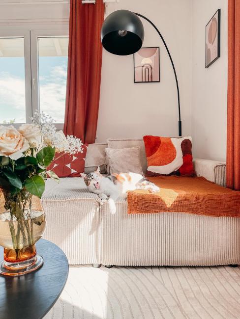 salon avec coussins et rideaux terracotta