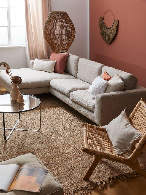 salon terracotta avec tapis en jute et fauteuil en rotin