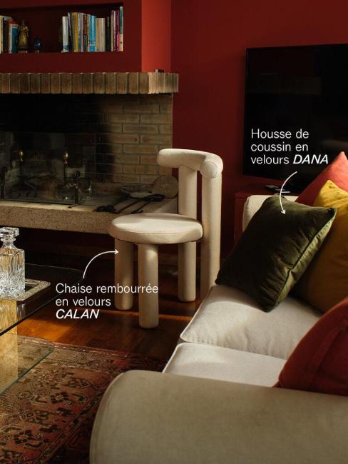 chaise design blanc crème, canapé et coussin vert