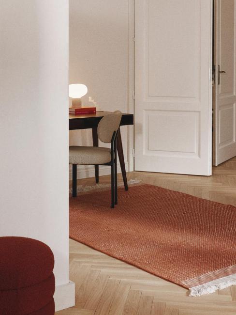 tapis terracotta et bureau