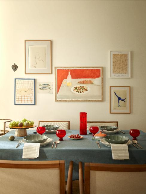 tableaux colorés sur les murs d'une salle à manger rétro