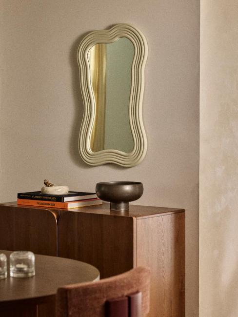 miroir organique au mur d'une salle à manger